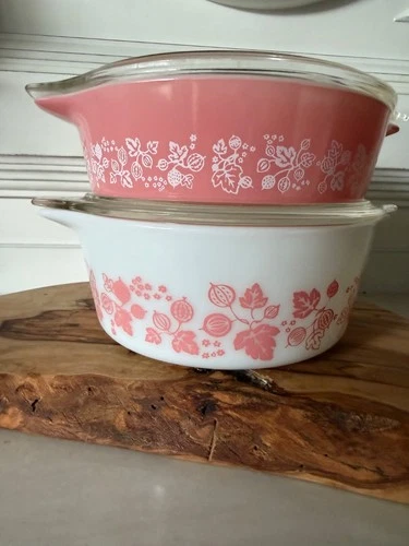 Vintage pink/white Gooseberry PYREX #471 & #472 with lids Excellent condition.