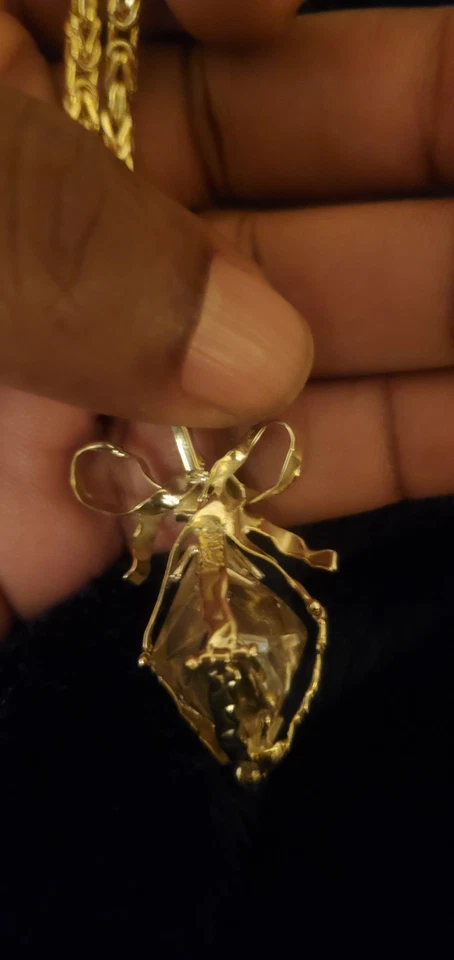 Colgante de diamantes pulidos en bruto con cadena de oro macizo de 14kt. Foto 2 de 4