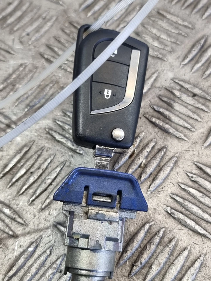 TOYOTA YARIS CAÑÓN DE PUERTA CON LLAVE DELANTERA DERECHA 1,5 L HOMBRE PET HATCHBACK 2019 Foto 4 de 4