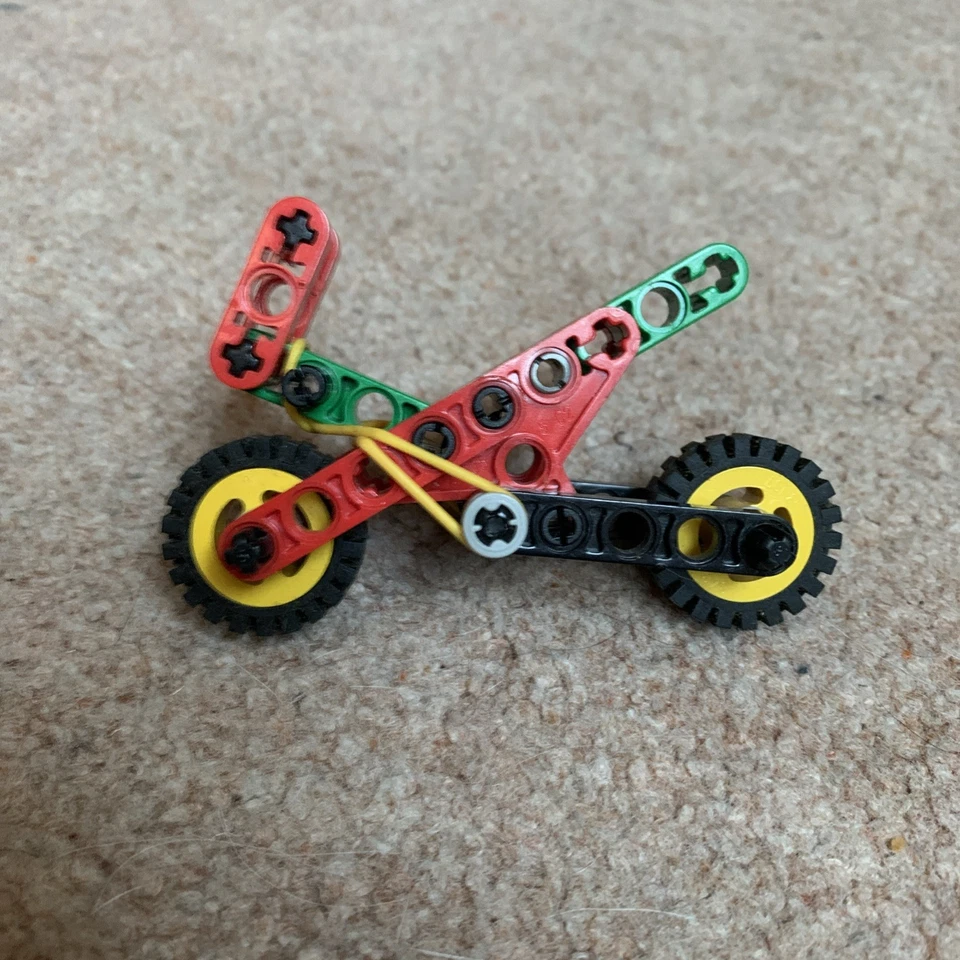 LEGO Technic 3054 Kelloggs Promotional Set: TECHNIC Motorcycle, photo 2 of 3