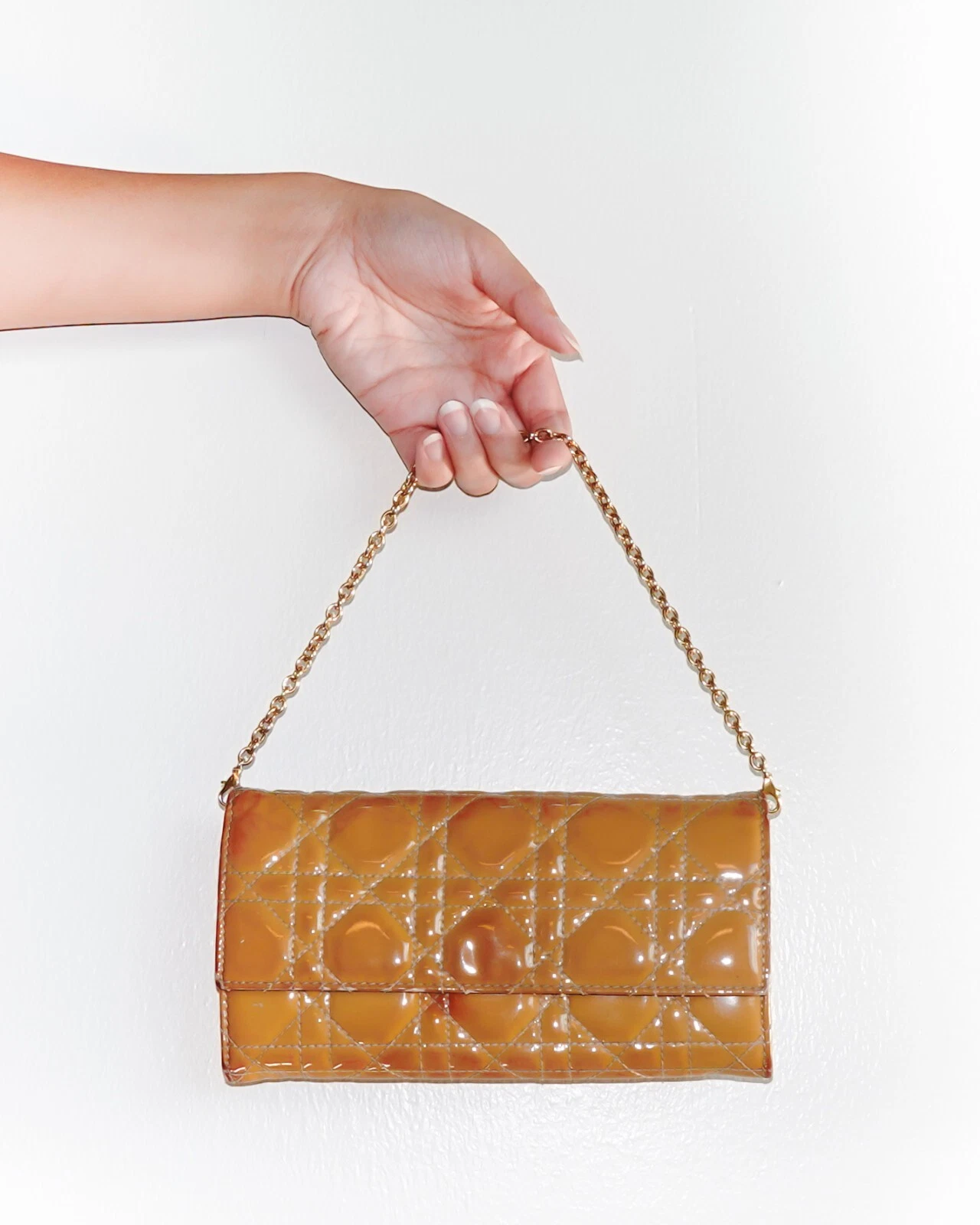 Portefeuille Lady Dior sur chaîne camel cuir verni rang BC   Vintage authentique