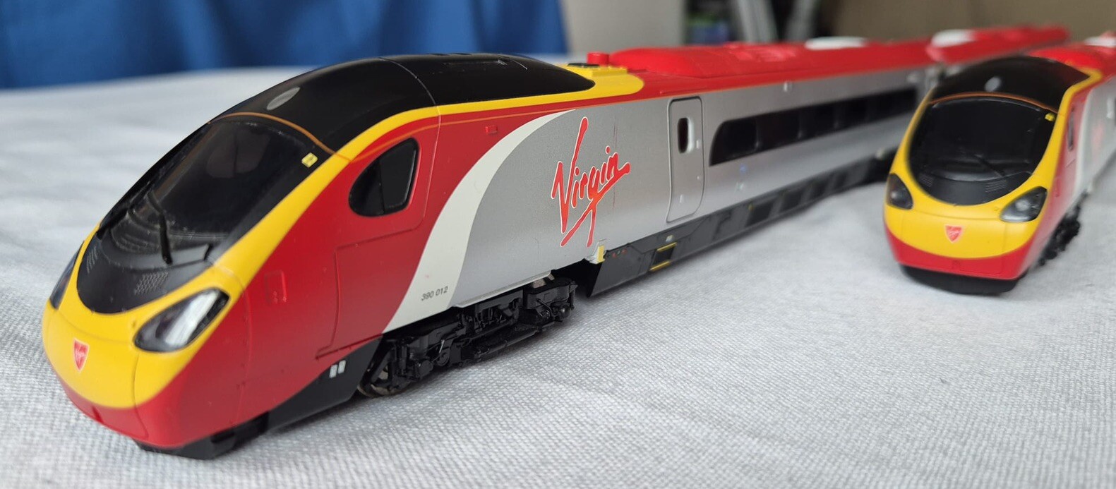 Hornby Virgin Train Set Pendolino 390 012 Engine + Dummy & 2 Carriages