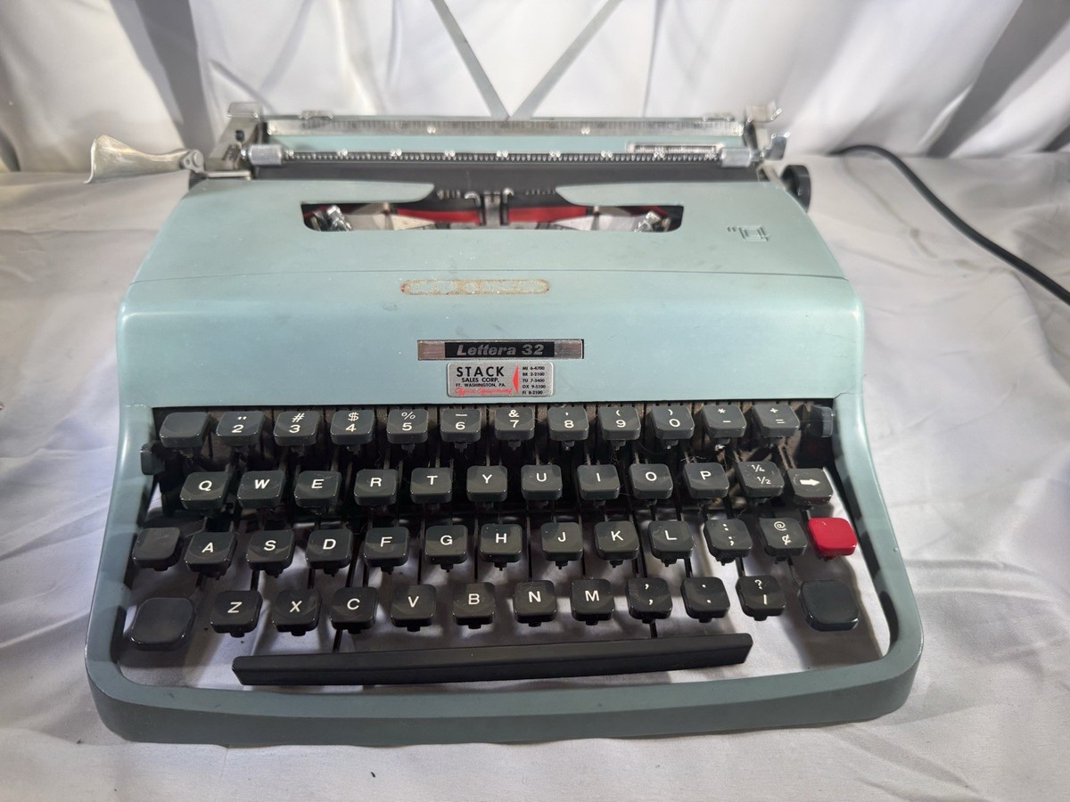 1964 Olivetti Underwood Lettera 32 Typewriter Ivrea Italy QWERTY