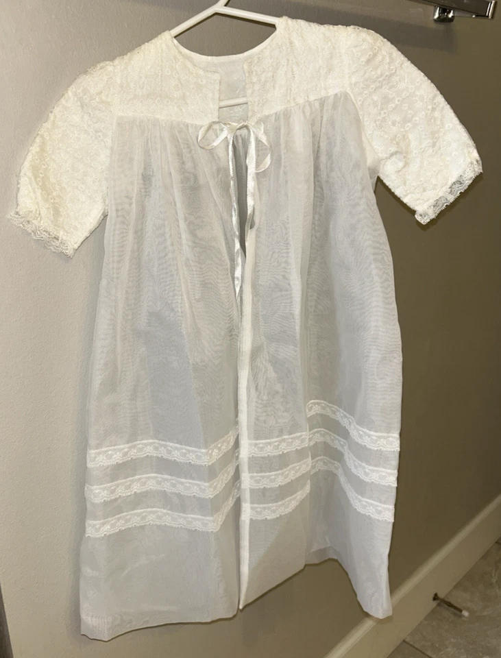 De Colección Madonna Original Vestido de Bautizo Transparente de Encaje con Bata Sin Mangas y Gorro Foto 4 de 4