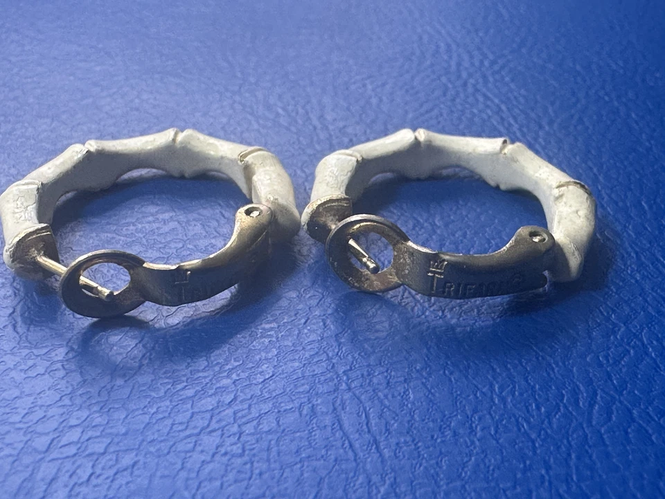 Trifari jewelry/Trifari bone earrings, white/gold toned TRI 39 - Image 2 of 4