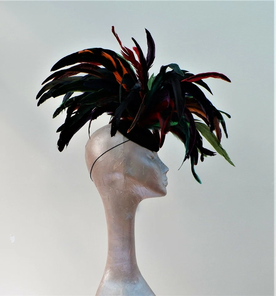 Carnaval - Tocado de Cóctel Pluma Multicolor Fascinador POR HATS2GO  Foto 4 de 4