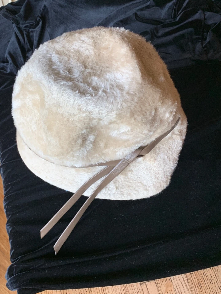 CHAPÉU FEMININO VINTAGE 1940s 1950s SEARS MILLINER MARFIM SUADE/PELE TAMANHO ÚNICO - Imagem 2 de 4