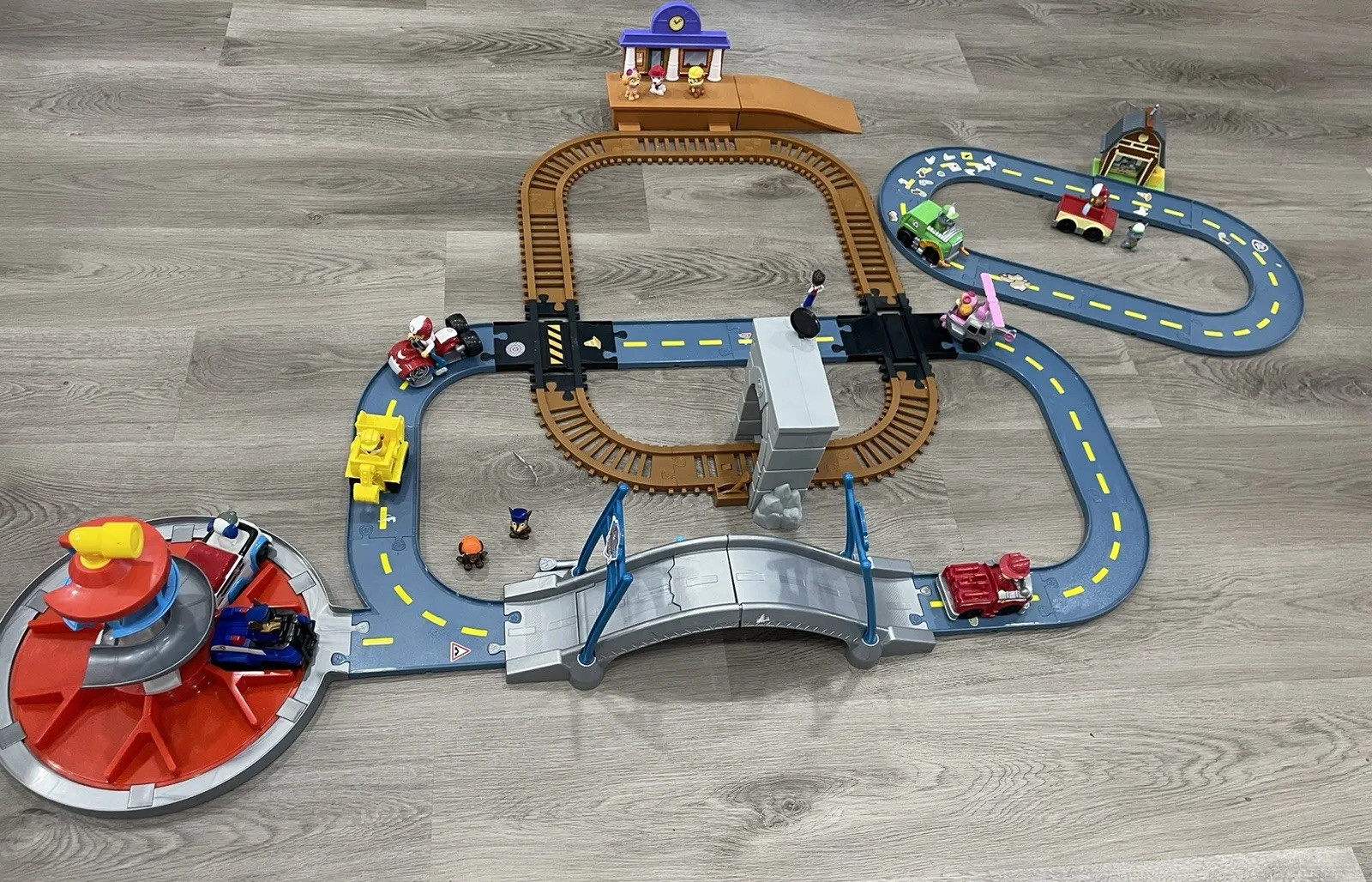paw patrol adventure bay railway track set with exclusive vehicle