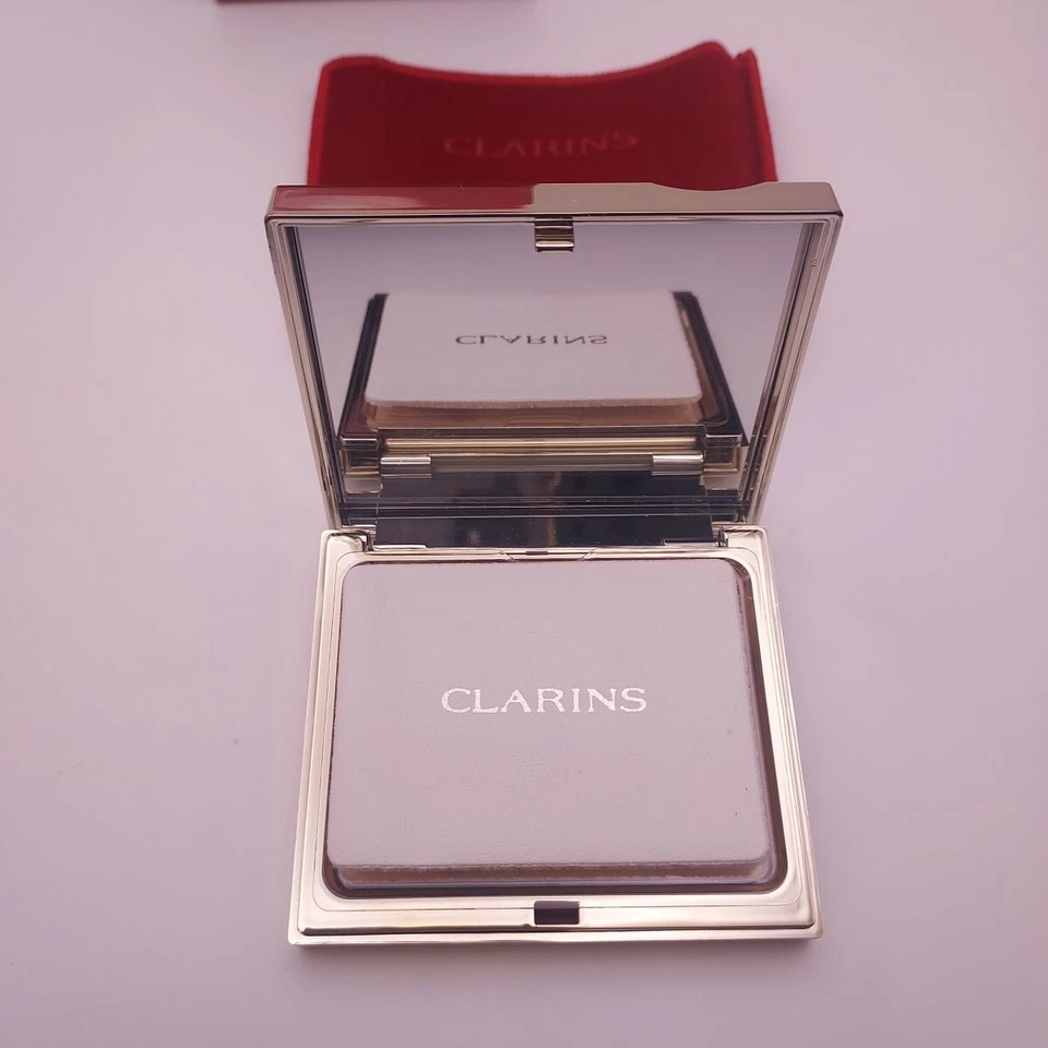 Clarins Ever Matte Shine Control Mineral Powder Compact 03 TRANSPARENT WARM - Image 3 of 4