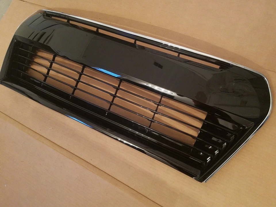 fits 2014-2016 TOYOTA COROLLA S MODEL w/CHROME Front Bumper Lower Grille NEW Foto 4 de 4