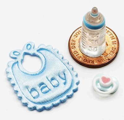 Puppenhaus Kinderzimmer Baby Trinkflasche Lätzchen und Schnuller Maßstab 1:12 blau tumdee