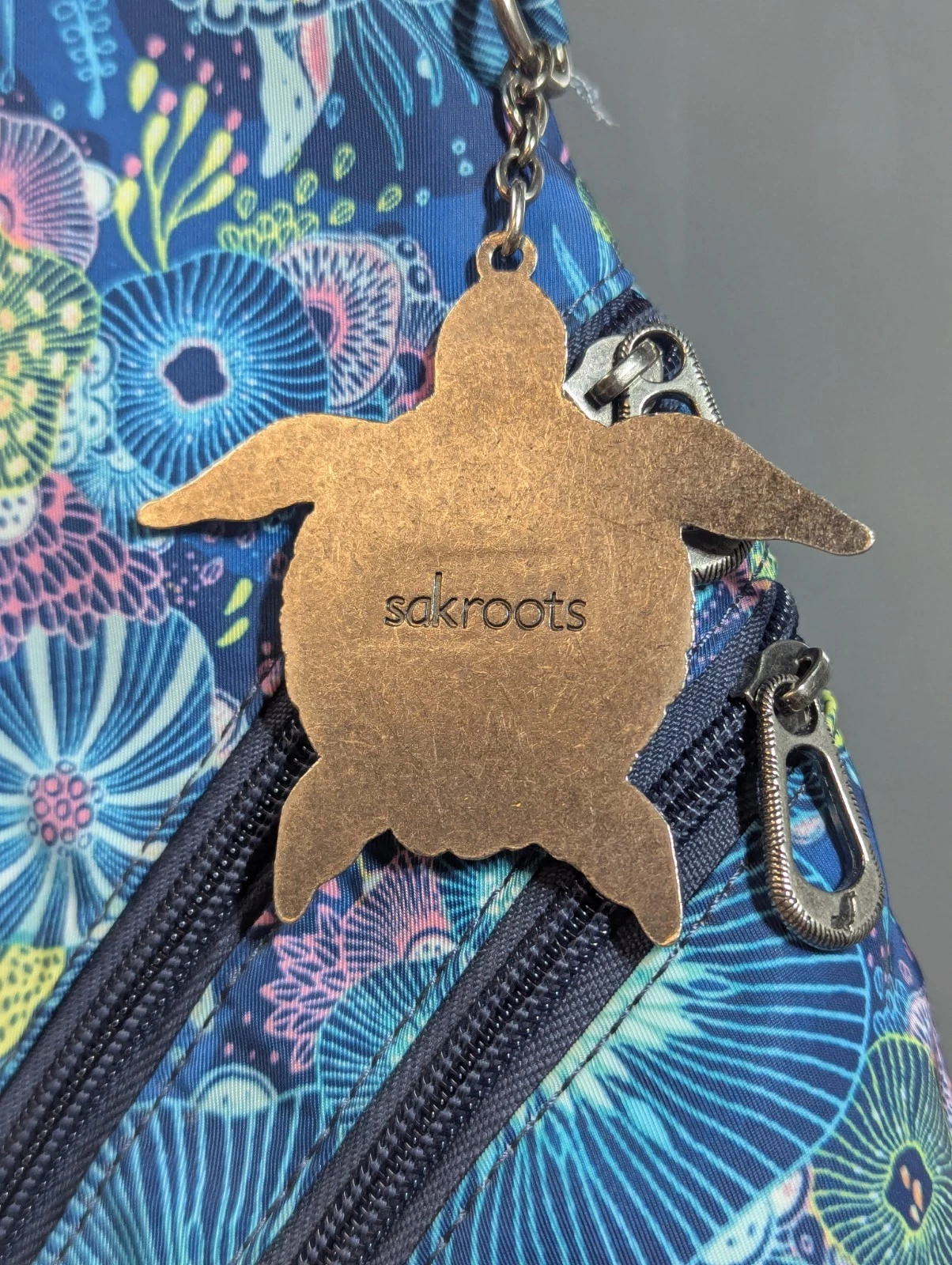 THE SAK Zaino a tracolla Sakroots On The Go blu reale borsa paesaggio marino ciondolo tartaruga