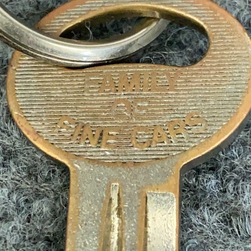 Vintage Ford Car Keys 3 x Automobile Ignition Keys on Key Ring - Picture 6 of 24