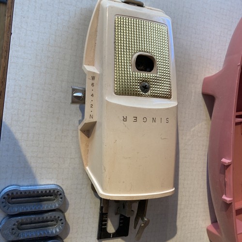 Vintage SINGER Sewing Machine Buttonholer Attachment W642N PINK CASE - Imagen 4 de 7