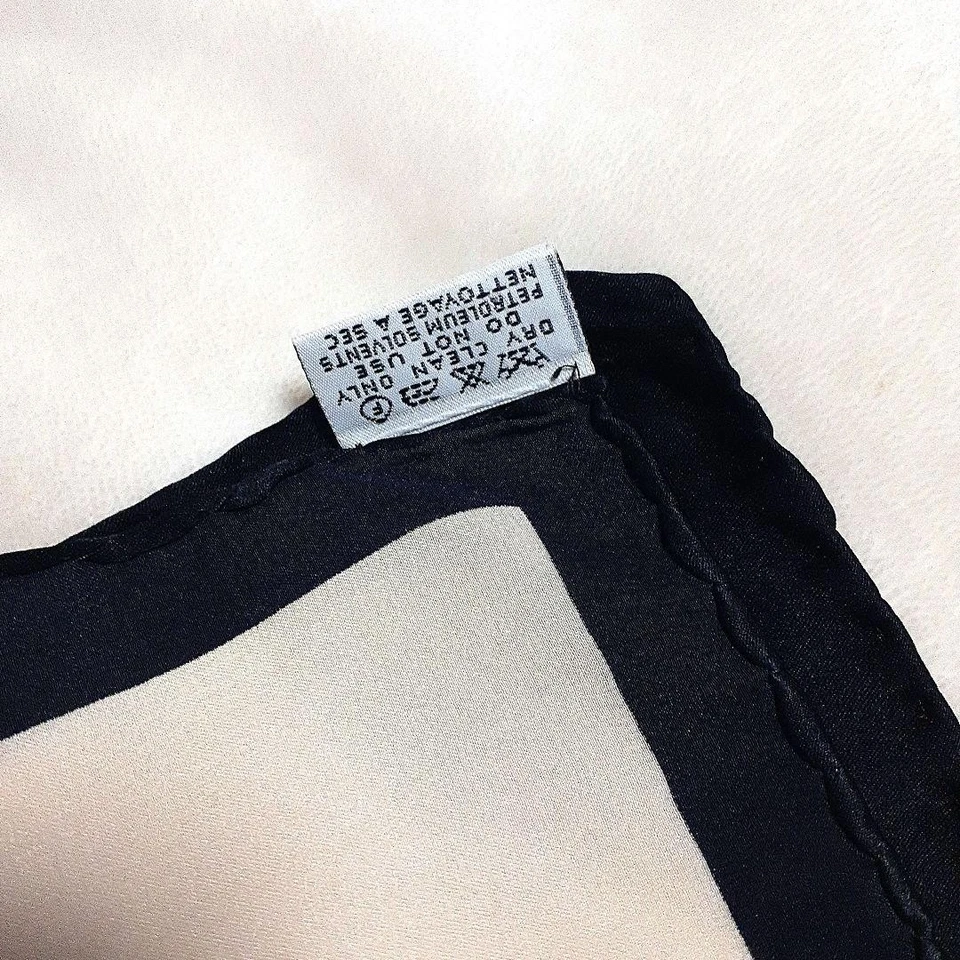 CHANEL Bufanda Cuadrada Roja Beige Cinta Negra 100% Seda Hecha en Italia Foto 4 de 4