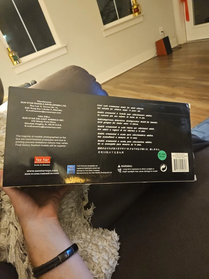 1958 年福特 Fairlane 500 开放式可转换红色和白色 1: 18 SunStar 5262 — 第 3/4 张图片