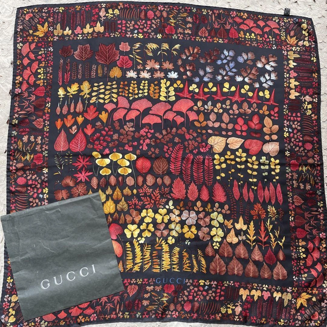 Foulard Gucci en soie motif grandes feuilles 33,5 x 33,5 pouces excellent état