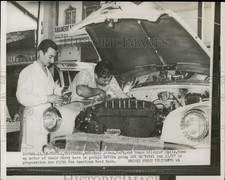 Foto de prensa 1954 Raúl Jeras y Tomás Li afinan su Chevy para la carrera en México