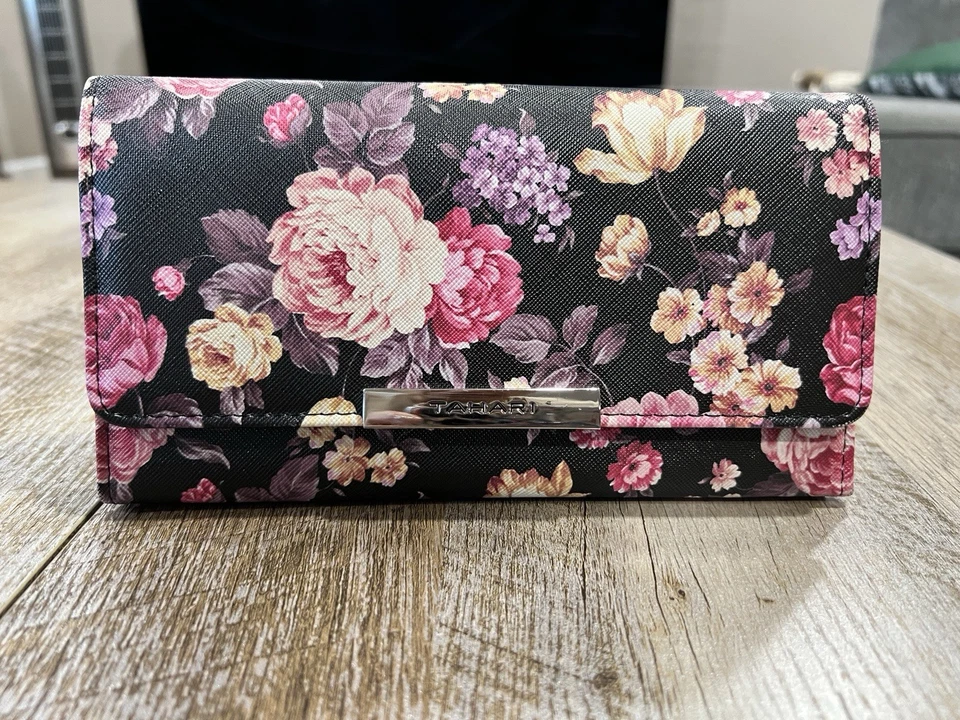 Бумажник тройного сложения Tahari с цветочным узором сафьяно черный многоцветный с цветами на кнопках - Изображение 2 из 4