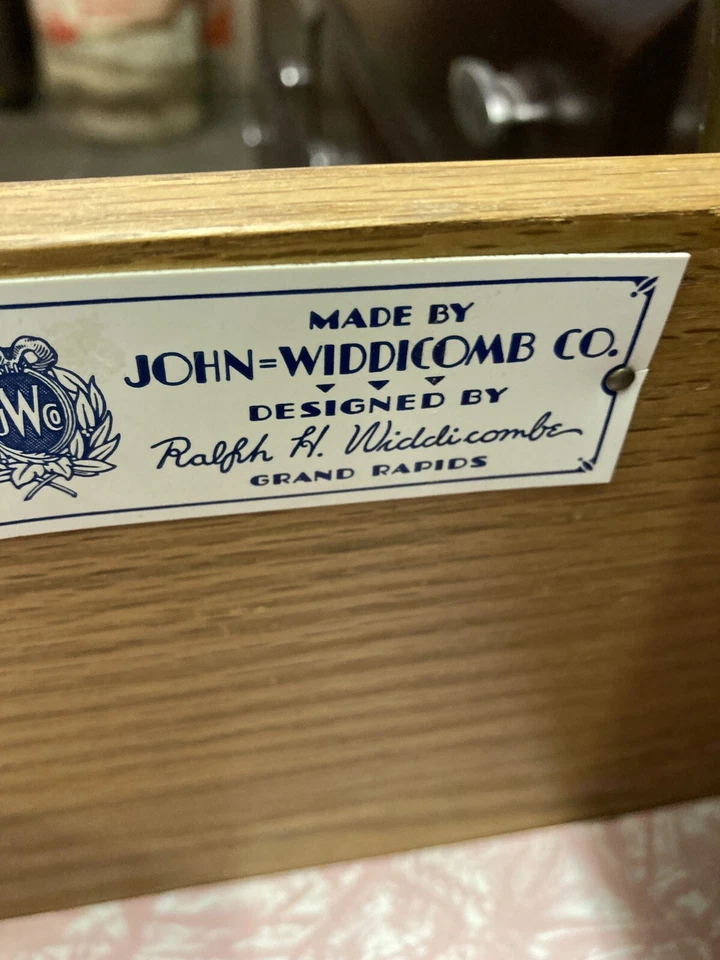 Cómoda Bombay pintada vintage WIDDICOMB y dos camas individuales Foto 3 de 4