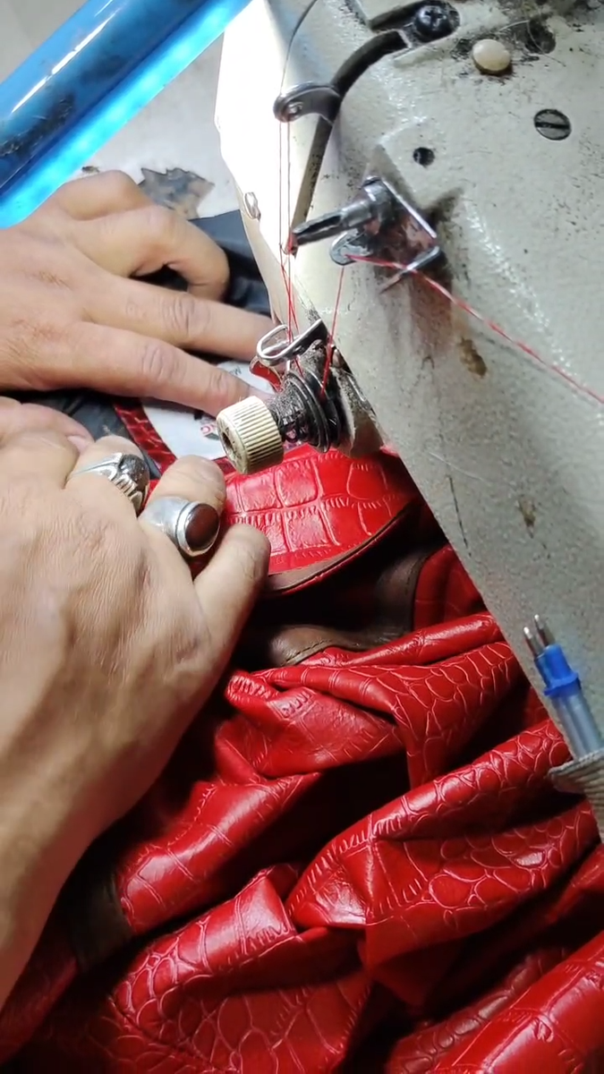 即完売品　goar.archive RED CROCO ZIPPER Crimson Top Closure Croco Handbag | Cleo