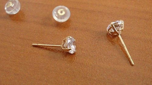 PENDIENTES DE ORO AMARILLO MACIZO DE 10K CON DIAMANTES SIMULADOS DE 0,50 CT - Imagen 7 de 8