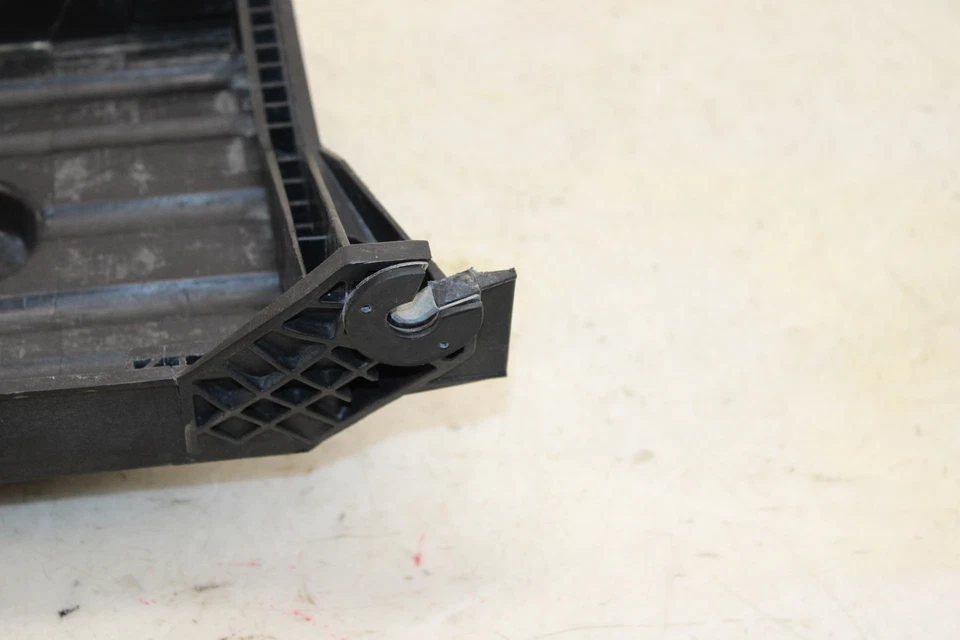 Bandeja de batería Volkswagen GTI 2015-2021 5Q0915331J OEM MH41 Foto 2 de 4