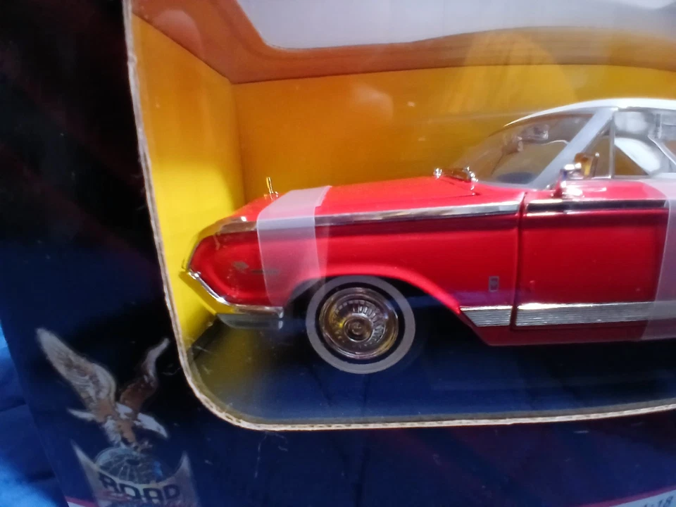 De colección 1964 Mercury Mauaruder 1:18 Die Cast Car réplica rojo YatMing 2001 en caja Foto 2 de 4