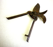 Outil ancien ,grand sécateur et serpette de vigneron , XIXème ,sortie de grange