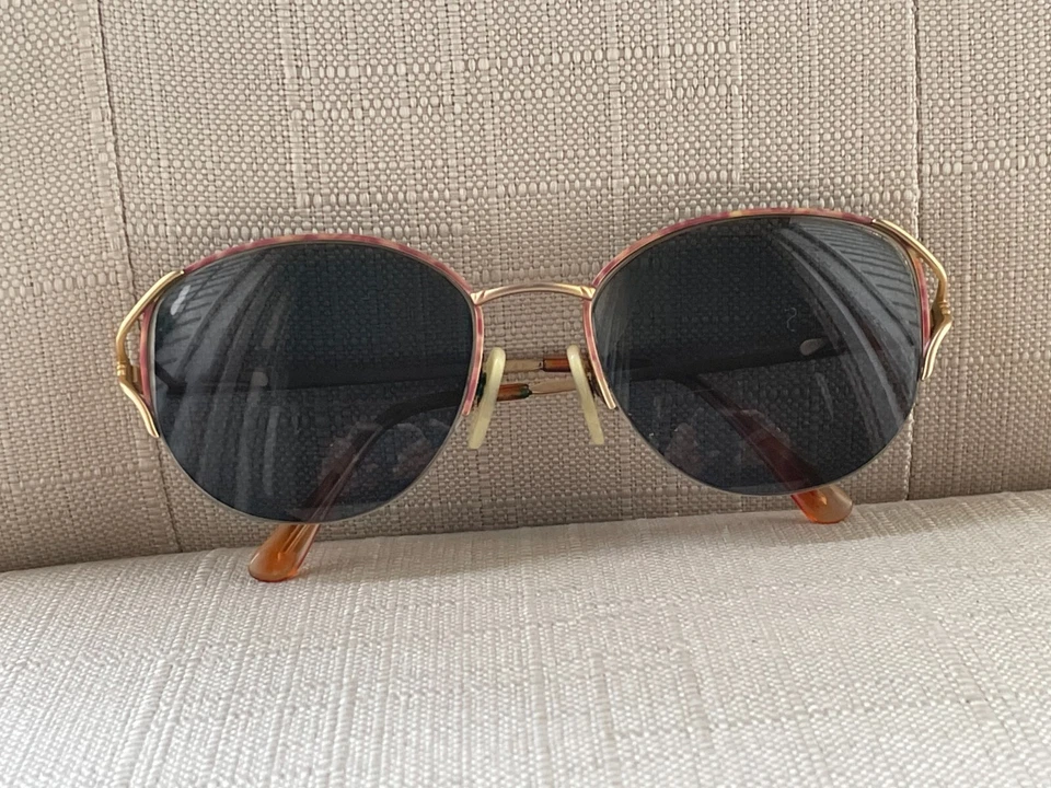 Óculos vintage Elizabeth Arden armação tom dourado meia borda Leia desc - Imagem 3 de 4