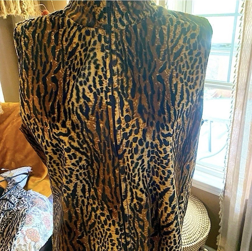 Paul Harris DesignLeopard Print Sleeveless zipper Vest - Image 2 of 4