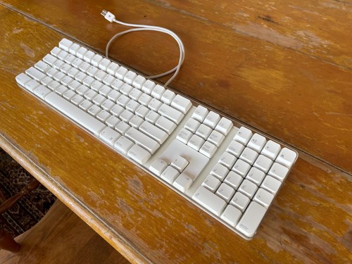 Genuine Apple A1048 Keyboard With Numeric keypad White – Great Condition! - Picture 2 of 4