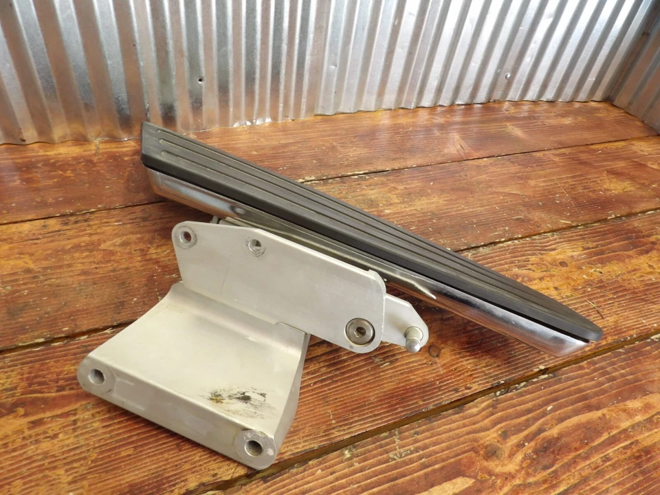 08 Victory Vision 106 REPOSAPIÉS / CLAVIJA DE PISO DELANTERO DERECHO con SOPORTE 5135045 Foto 2 de 4