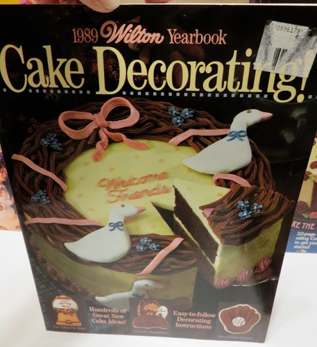 (8) Wilton Decorating Yearbook Magazines (undated, 1977,78,80,82,85,87,89) - Imagen 6 de 11
