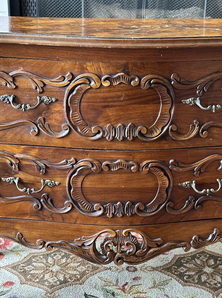 Cómoda italiana Luis XV tallada en nogal o cómoda Bombay Foto 3 de 4
