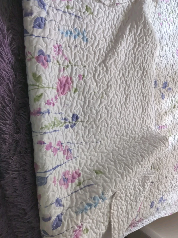 Bedsure Twin Quilt Coverlet Set Floral Watercolor Pattern  Pillow Sham Feminine - Image 3 of 3