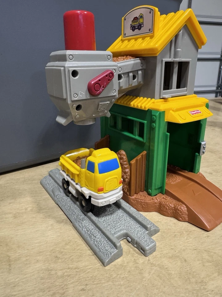 GeoTrax Fisher-Price Load 'Em Up Gravel Company Building W/Truck & Track - Изображение 2 из 2