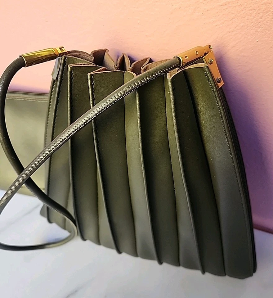 Bolso de Hombro Melie Bianco The Carrie Plisado con Bolsa a Juego - Verde Oliva Foto 2 de 4