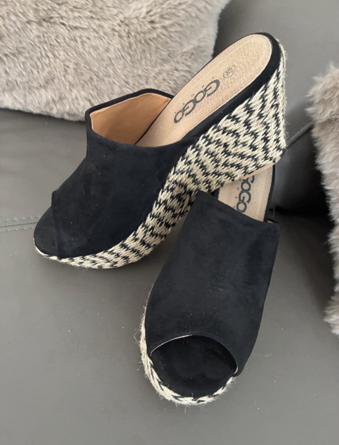 Gogo Sandaletten Pantoletten Wildleder Optik Keilabsatz Wedges 39
