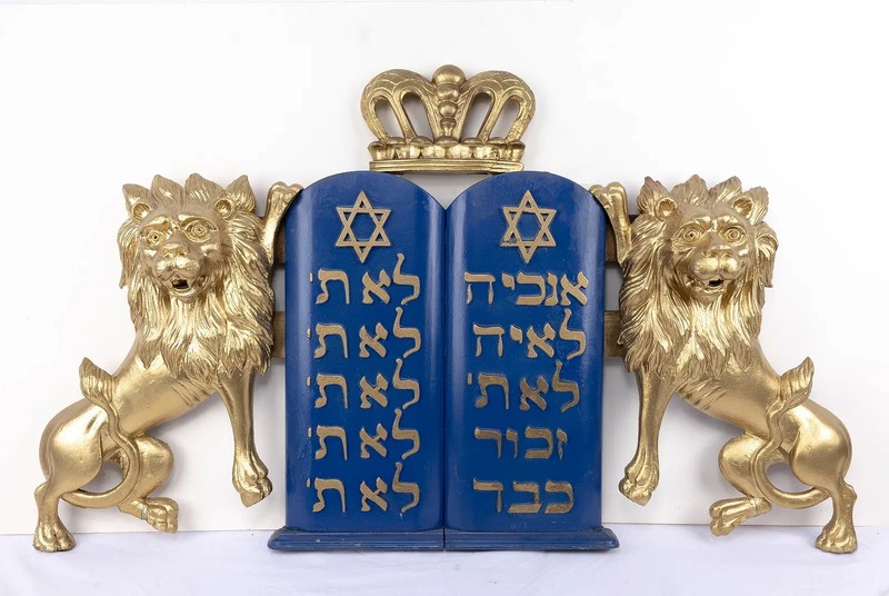 A LARGE PAIR OF WOODEN TORAH ARK LIONS. American, 20th century.