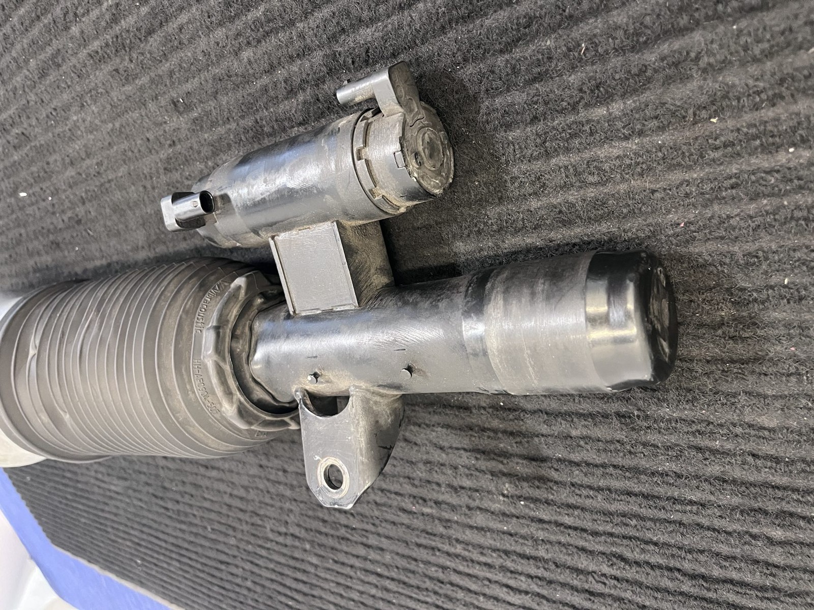 Rolls-Royce Cullinan Black Badge 2019-2024 Front Right Air suspension strut P/N 37107916208