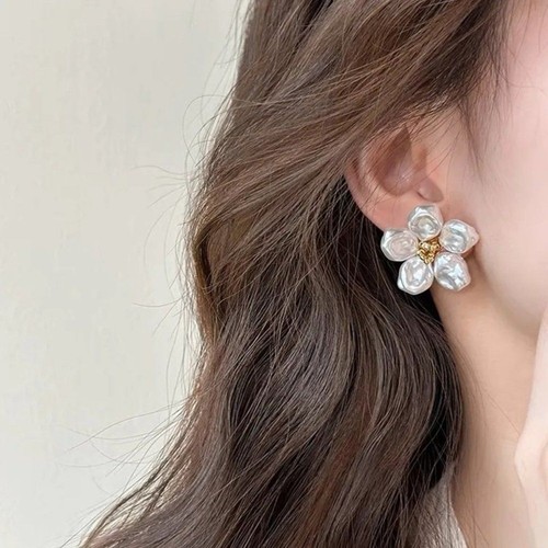 Baroque Pearl Flower Pearlcore Floral Statement Stud Earrings - Picture 3 of 5