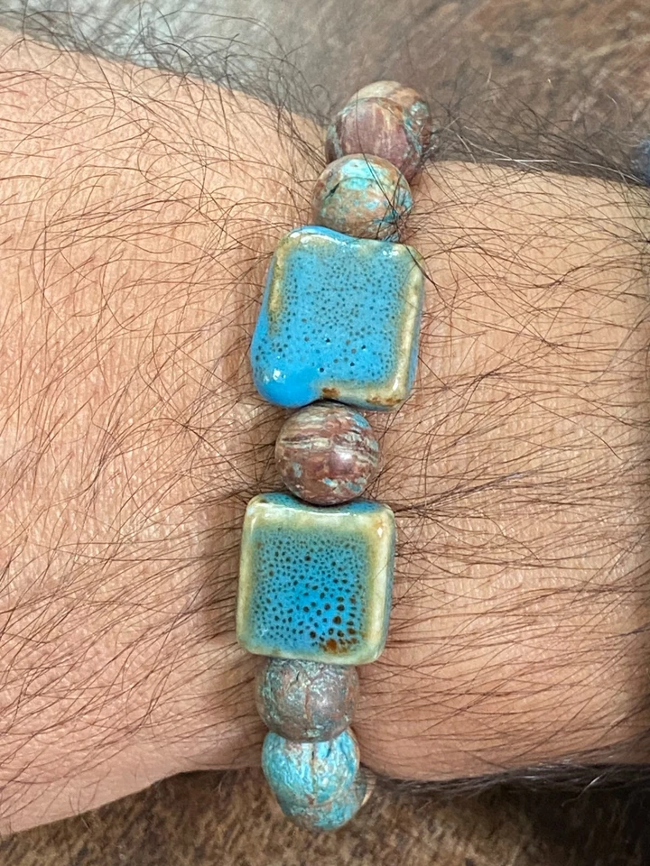 Pulsera ajustable para hombre con detalles de turquesa africana y cerámica Foto 3 de 4