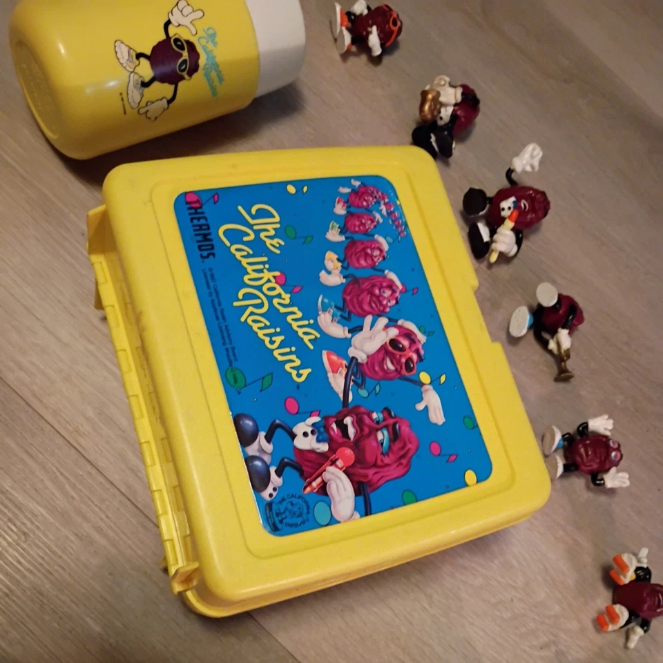 Лот изюма Cali ОГРОМНЫЙ. Карты! Карты! Фигурки, полный ланч-бокс! РЕДКАЯ 💯 - Изображение 2 из 4