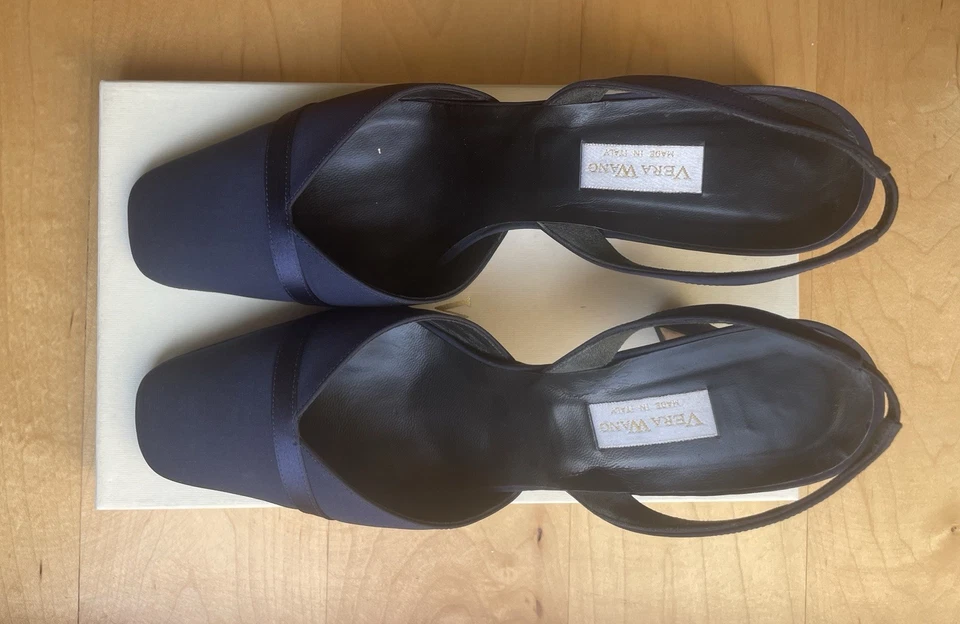 Zapatos para mujer Vera Wang azul marino de seda y satén con honda trasera Foto 2 de 4