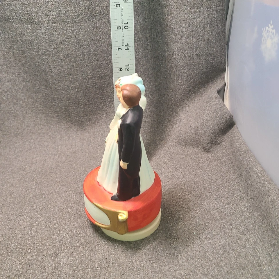 Caja de música vintage MCM Sankyo para novia y novio adorno de pasteles juega aquí viene novia Foto 3 de 4