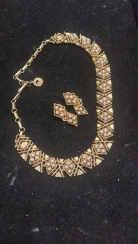 Lisner Marked vintage jewelry Necklace Goldtone Fa