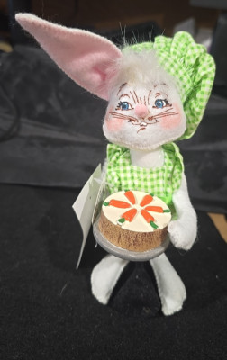 Annalee 7 in Baking Bunny Rabbit in Green Apron Bakers Hat w/Carrot Cake w/tags