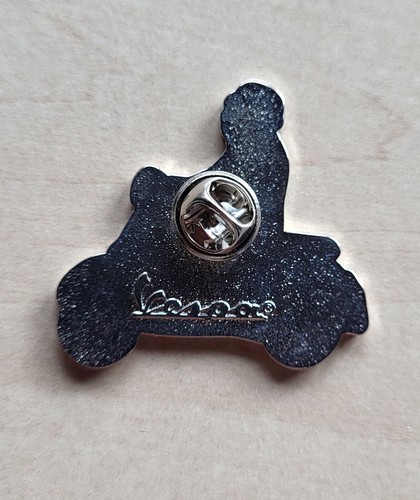 VESPA pin badge Scooter Logo - Picture 2 of 3