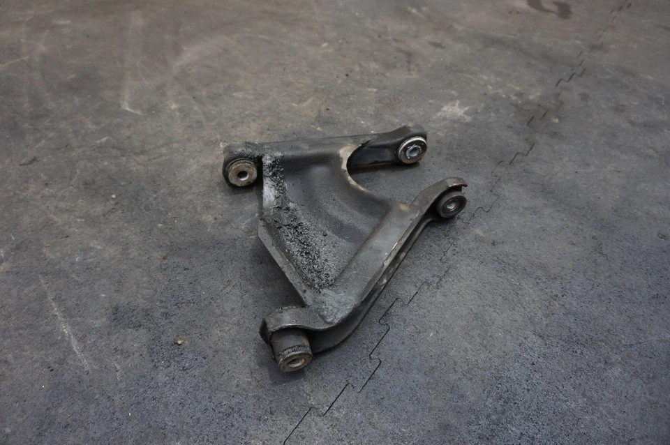 Brazo de palanca de control de suspensión superior lateral izquierdo trasero 104422 Ferrari 308 GTSi 1980 Foto 3 de 4